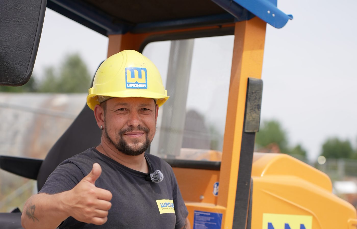 Daumen hoch aus dem Wagner-Bagger